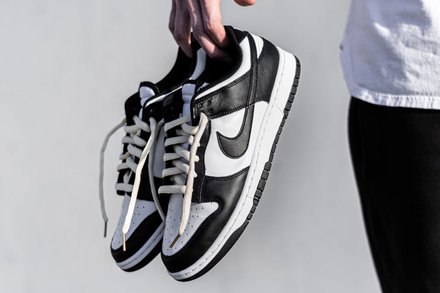 nike dunks black and white